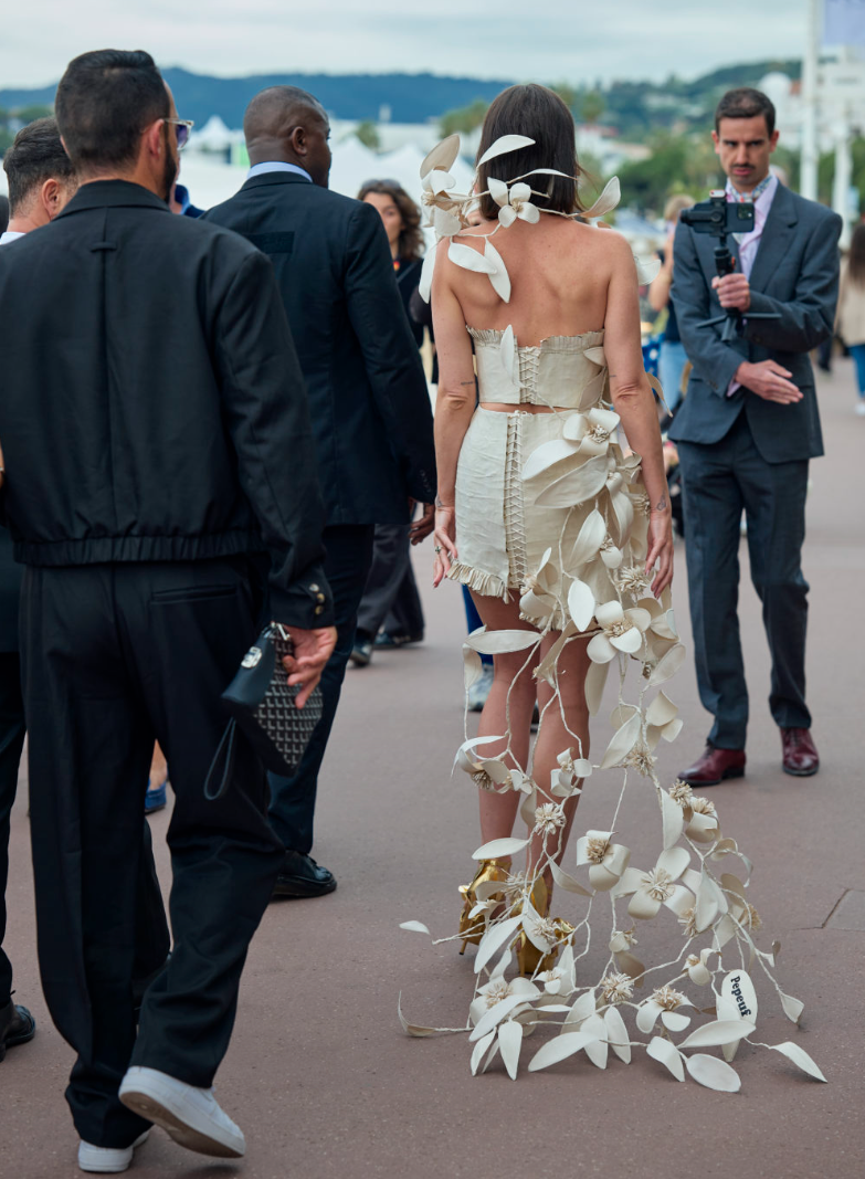 Robe en papier Pepeuf 2025 de dos sur la Croisette