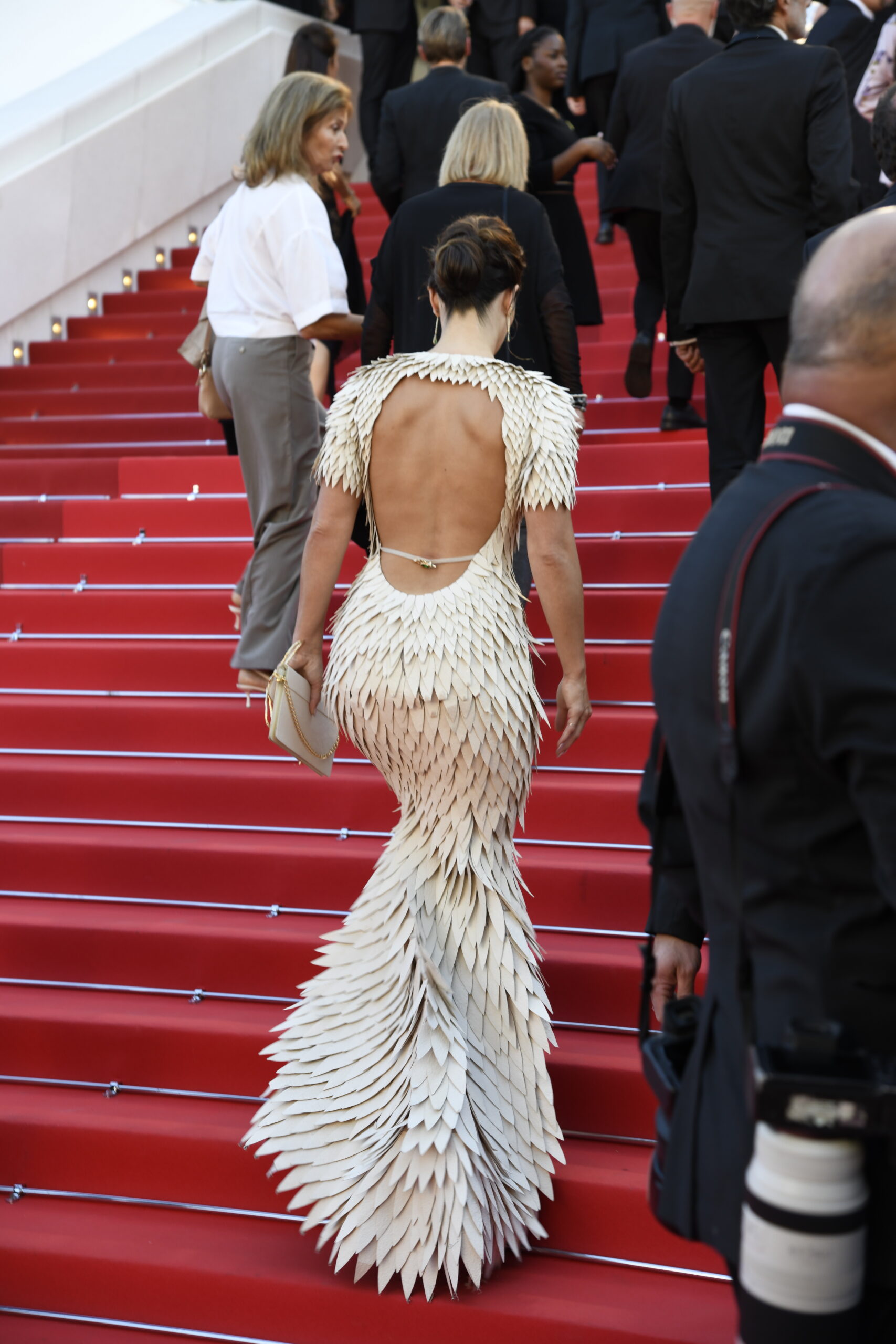 Robe en papier Pepeuf 2026 de dos, portée par Eloïse Valli