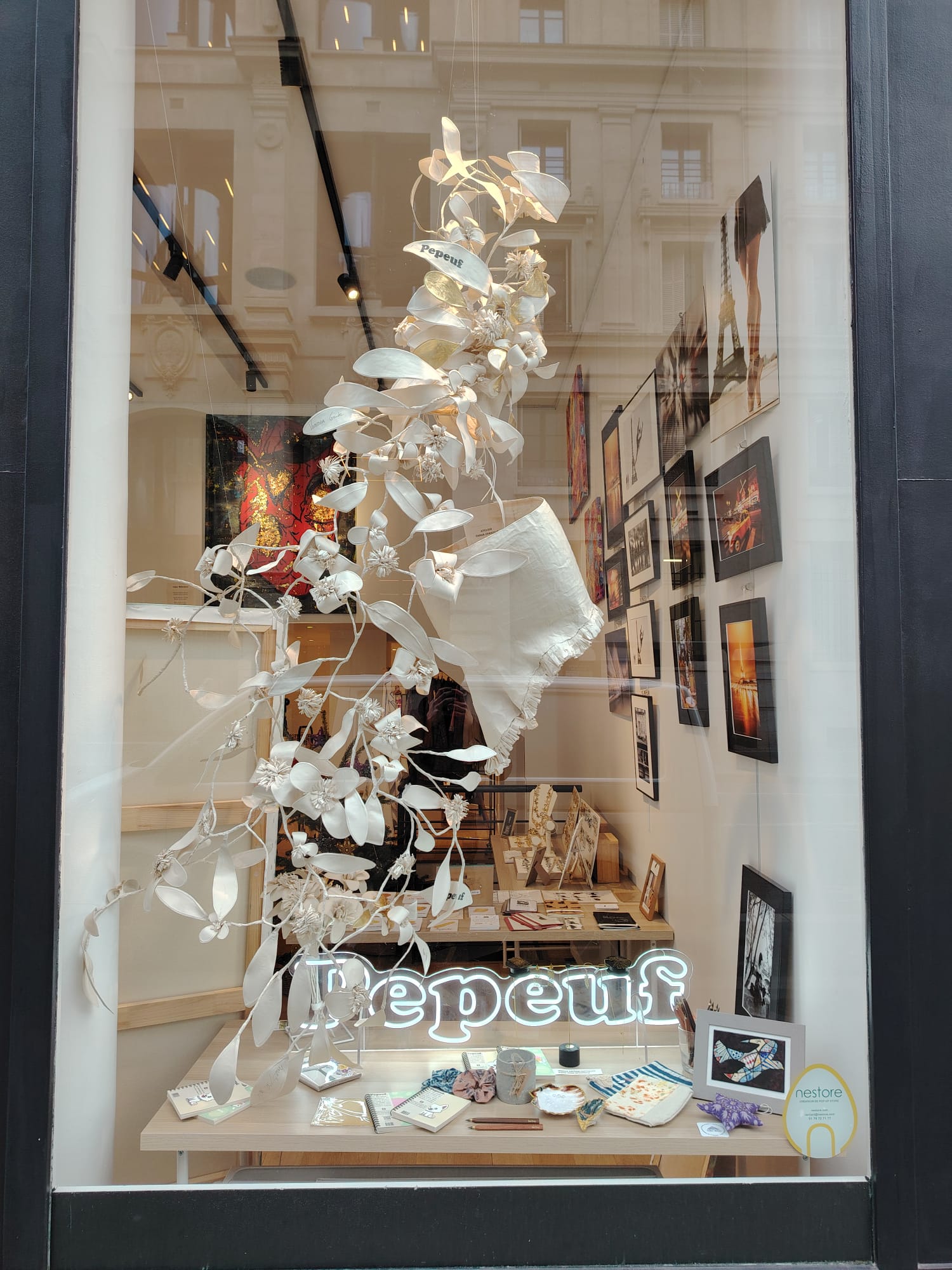 Robe 2026 exposée en vitrine au 36 rue Étienne Marcel à Paris