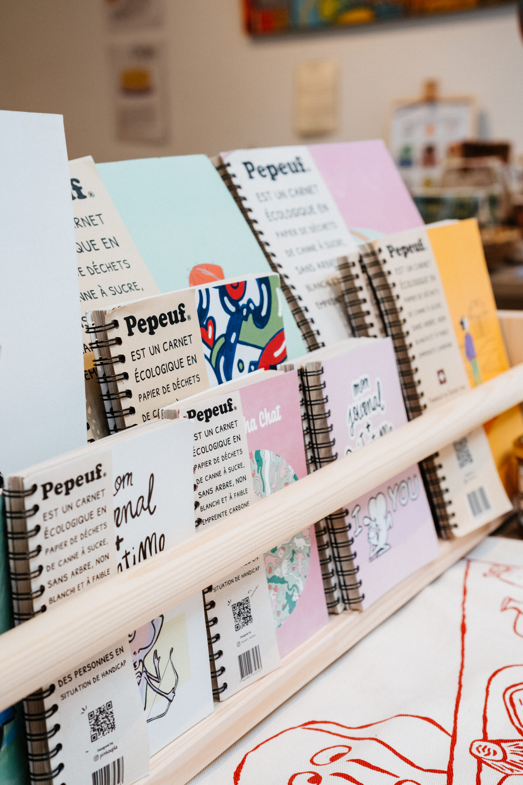 Carnets Pepeuf sur leur présentoir, boutique du 136 rue Étienne Marcel, Paris