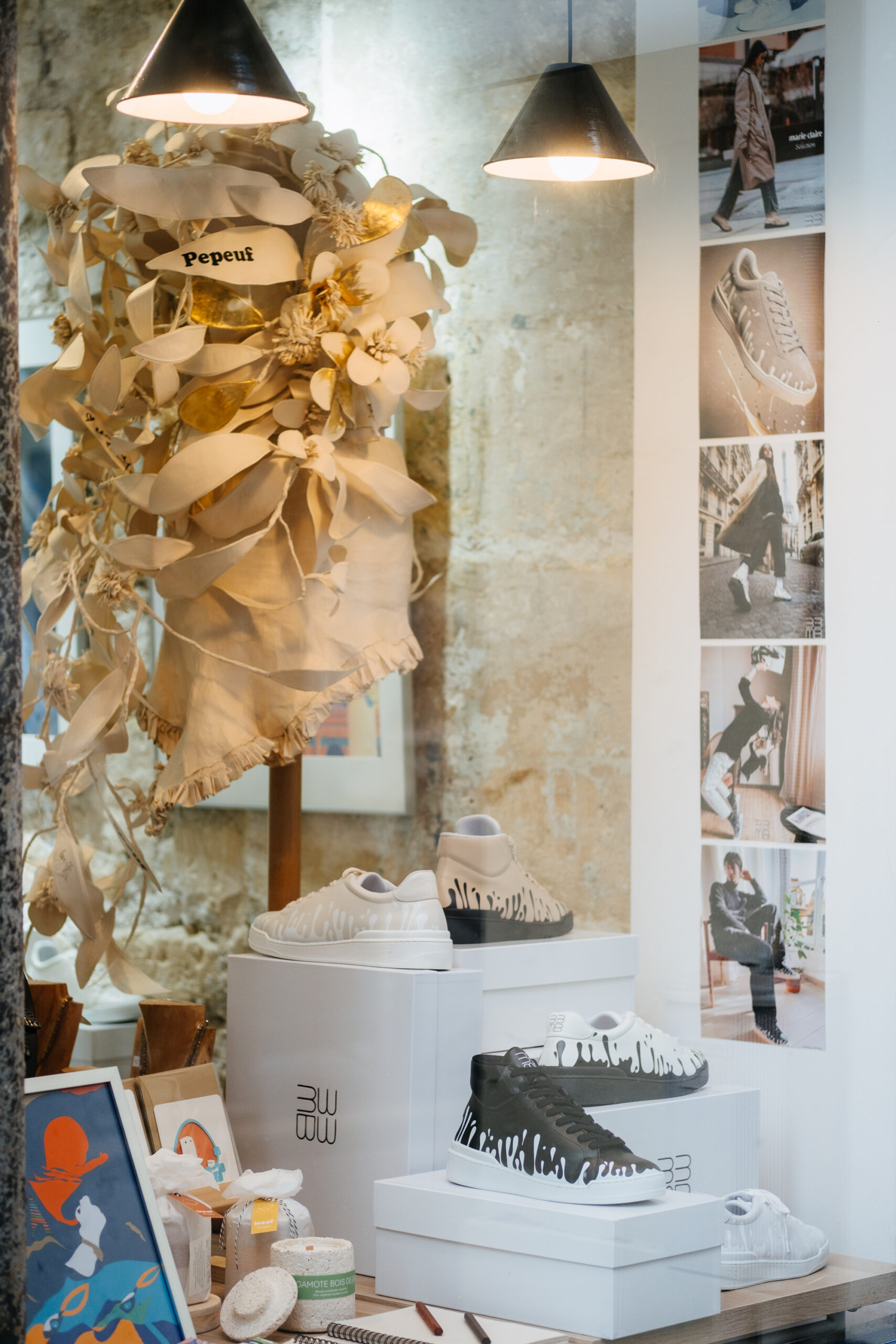 Vitrine du pop-up Pepeuf rue Debelleyme à Paris, avec la robe en papier du Festival de Cannes 2025